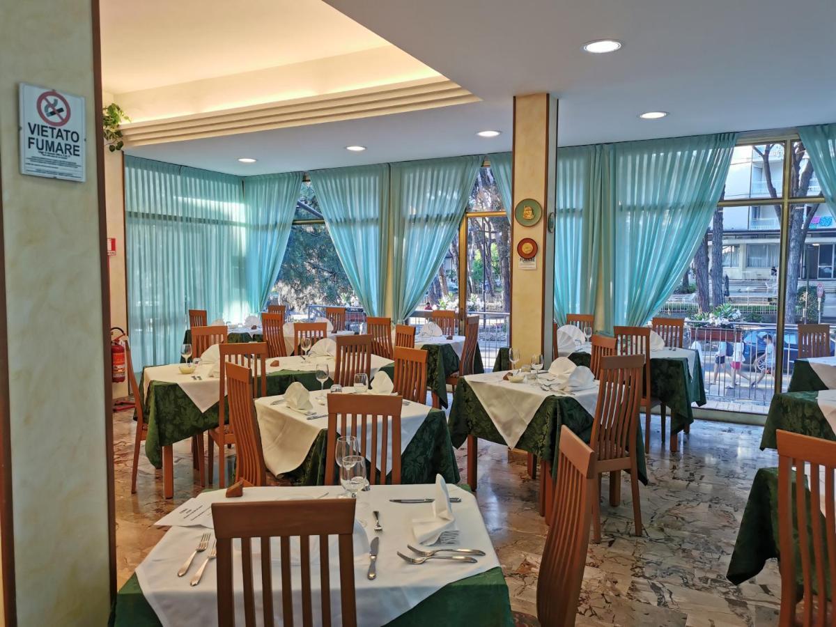 Hotel Pine Beach Rosolina Mare Exterior photo