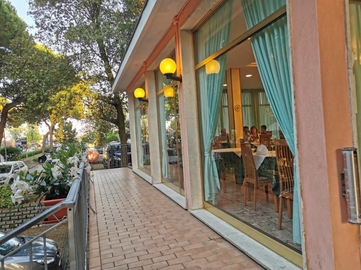 Hotel Pine Beach Rosolina Mare Exterior photo
