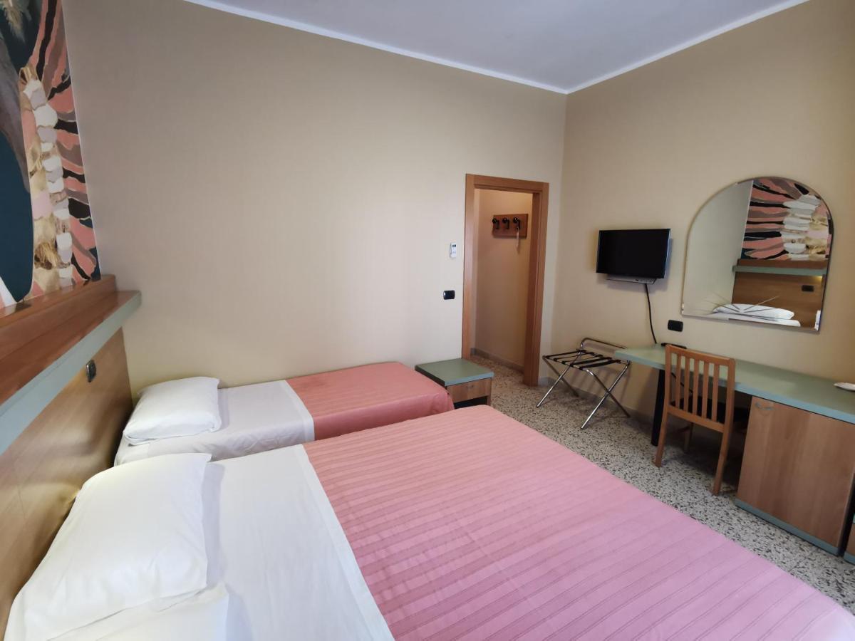 Hotel Pine Beach Rosolina Mare Exterior photo