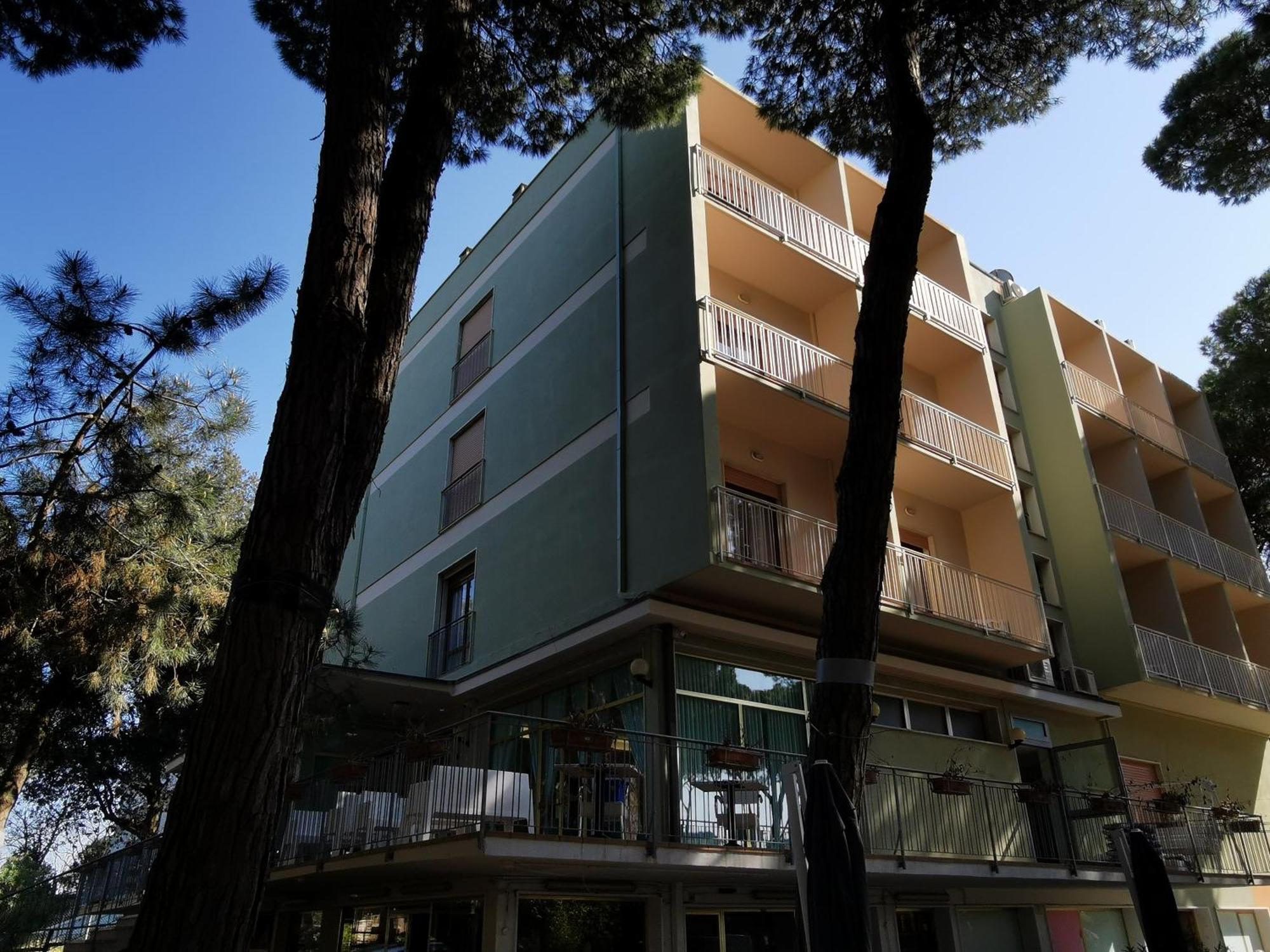 Hotel Pine Beach Rosolina Mare Exterior photo