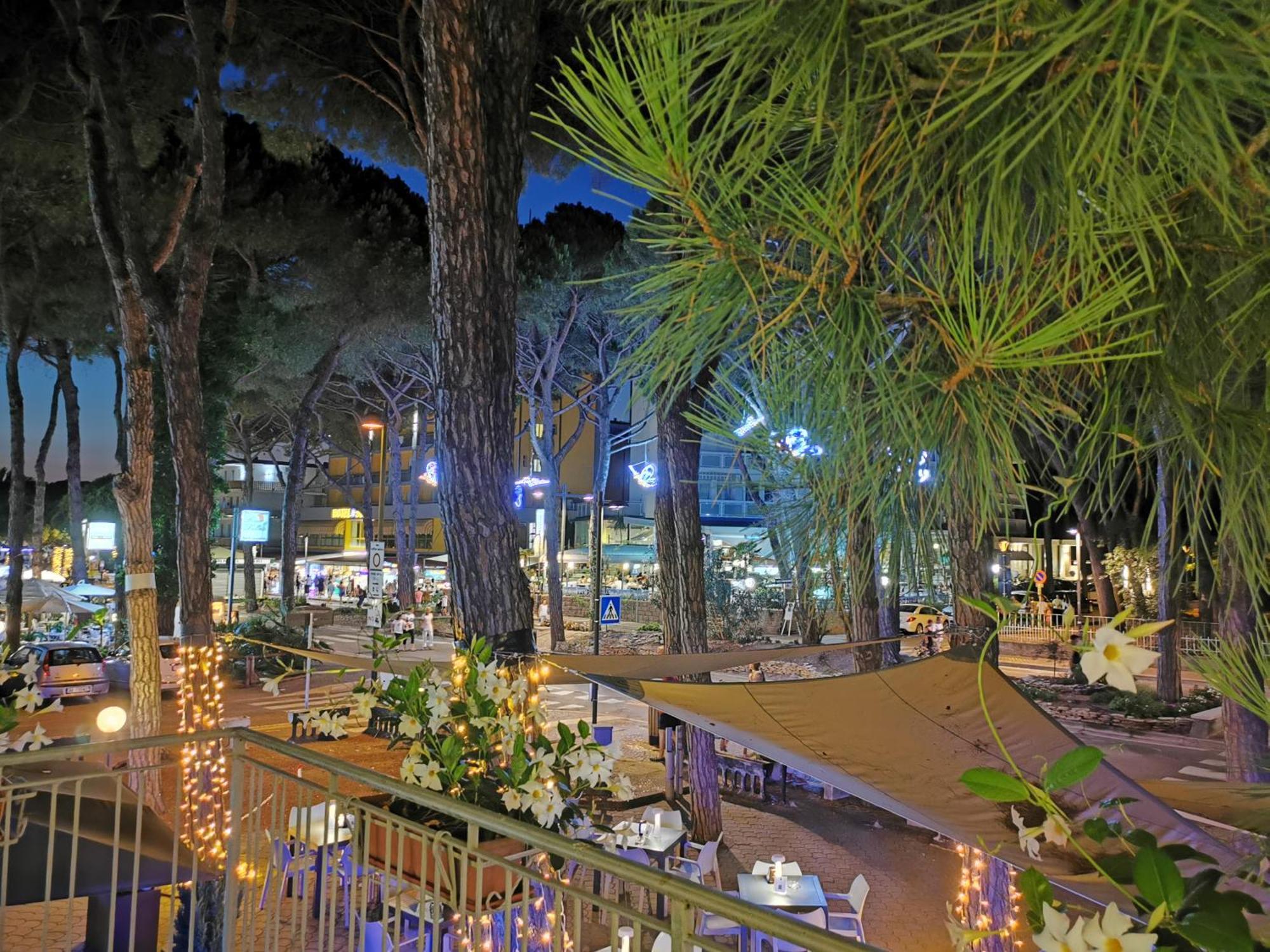 Hotel Pine Beach Rosolina Mare Exterior photo
